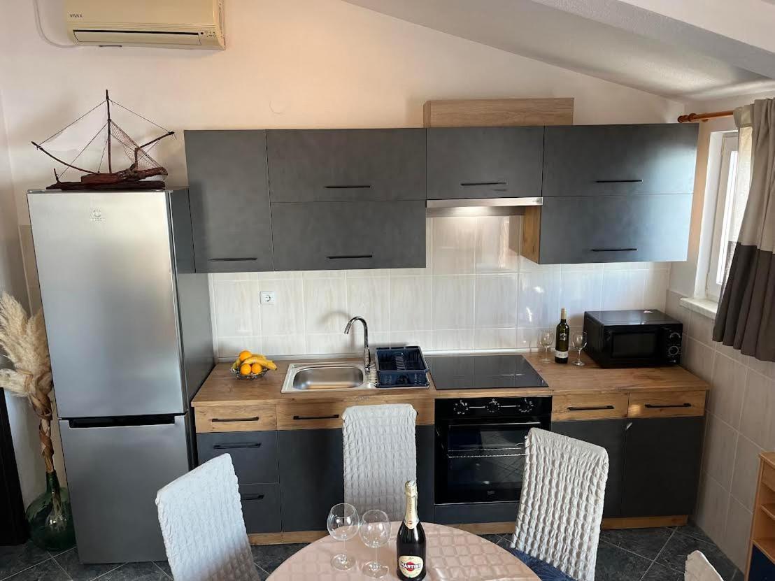 Marinovi Dvori Apartman Slatine Kültér fotó